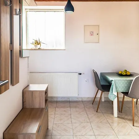 1 Bedroom Awesome In Apartment *
