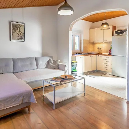 1 Bedroom Awesome In Apartment Marcana